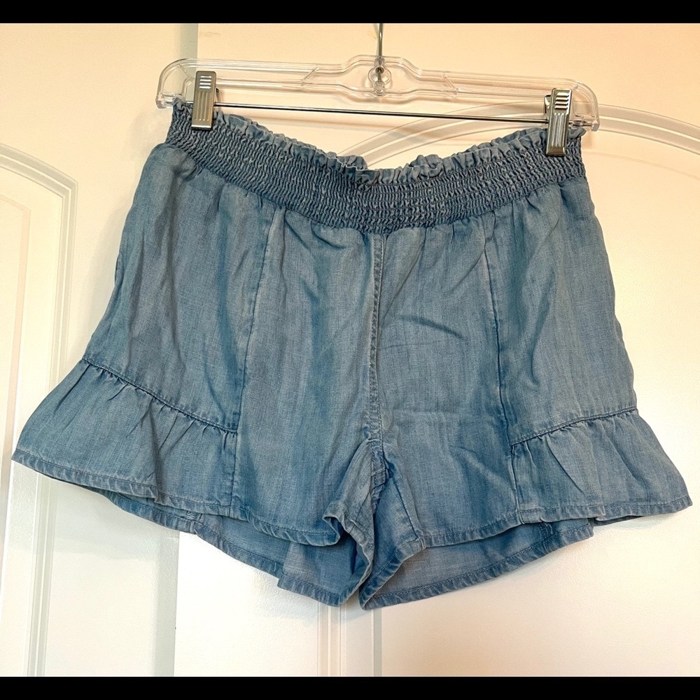 Vineyard Vines loose/ light everyday shorts. Size Small.